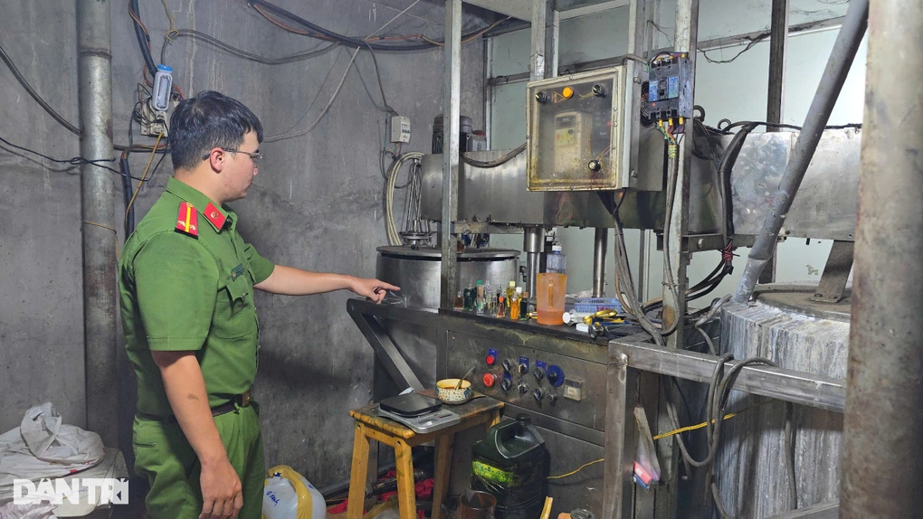 Máy móc và quy trình sản xuất hàng giả