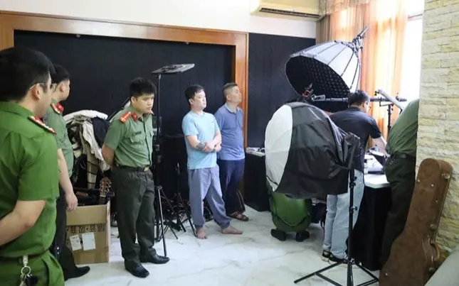 Khám xét nhà Lê Việt Hùng